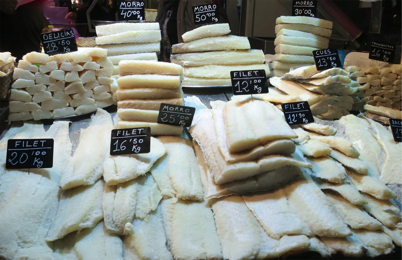 Imagen de un expositor refrigerado que muestra diferentes tipos de cortes de bacalao en salazón