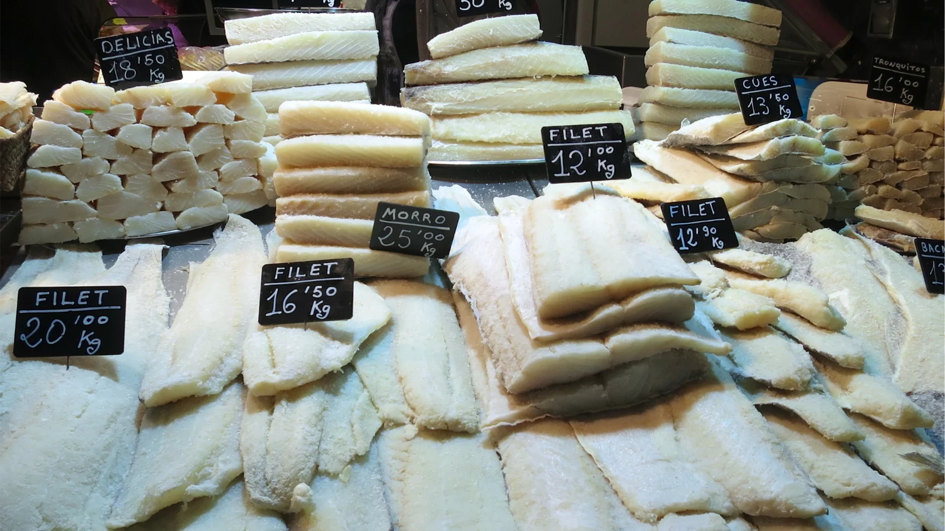 Imagen de un expositor refrigerado que muestra diferentes tipos de cortes de bacalao en salazón