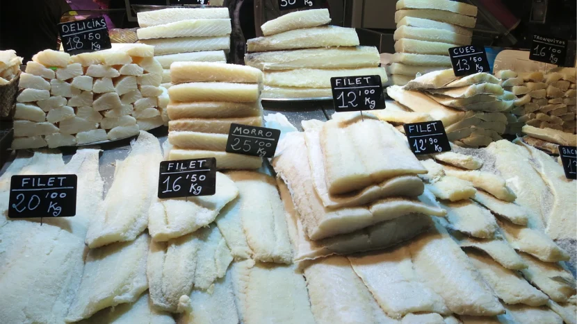 Imagen de un expositor refrigerado que muestra diferentes tipos de cortes de bacalao en salazón