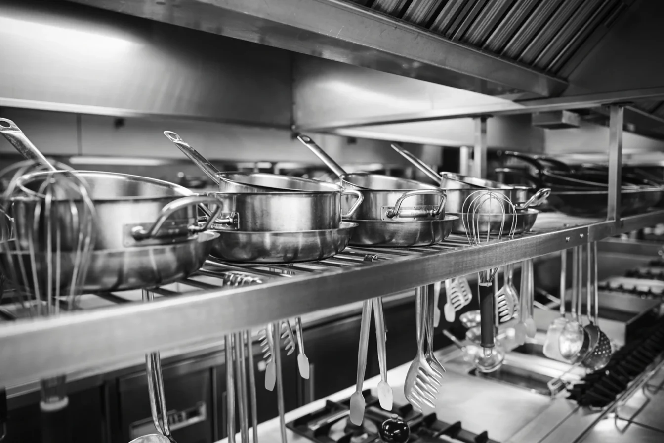 Imagen de una cocina "Ghost Kitchen" en la que aparecen cazos, espumaderas, pinzas de cocina y otros tipos de utensilios habituales en una cocina profesional