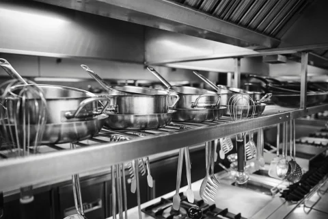 Imagen de una cocina "Ghost Kitchen" en la que aparecen cazos, espumaderas, pinzas de cocina y otros tipos de utensilios habituales en una cocina profesional