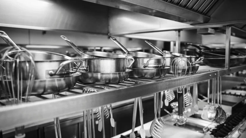 Imagen de una cocina "Ghost Kitchen" en la que aparecen cazos, espumaderas, pinzas de cocina y otros tipos de utensilios habituales en una cocina profesional